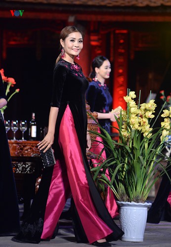 Soirée des ao dai au Temple de la Littérature - ảnh 10